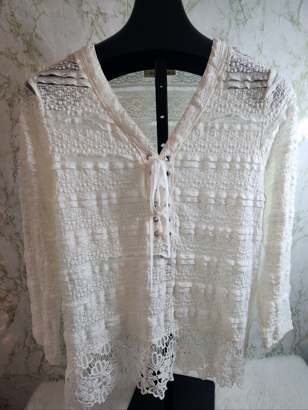 SKYE'S THE LIMIT Beautiful White Lace Top